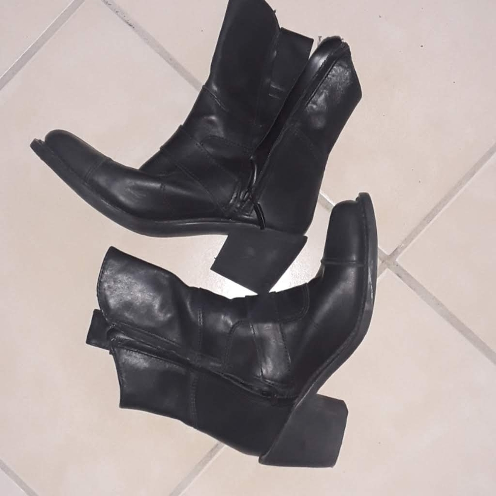 8 &1/2 womens Harley Davidson  booties
